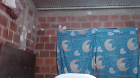 Snapshot of dayanara22 chatting on February 19, 2:01 am dayanara22 online show from February 19, 2:01 am