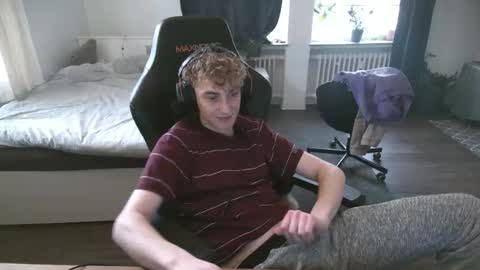 Snapshot of deanparkerx chatting on December 3, 1:53 pm Dean online show from December 3, 1:53 pm