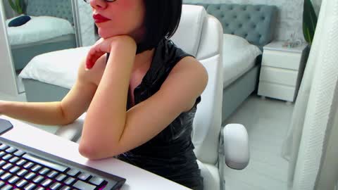 Elly online show from April 17, 8:39 am