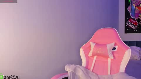 Snapshot of debbie_wools chatting on December 17, 11:22 pm Jennifer online show from December 17, 11:22 pm