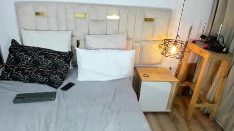 Snapshot of debora_heels_ chatting on February 17, 11:29 am debora_heels_ online show from February 17, 11:29 am