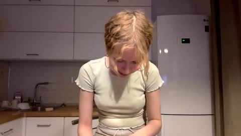 Hello My name is Sarah im new model here and little but shy. online show from December 18, 2:45 pm