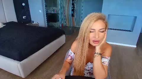 Snapshot of debralee chatting on July 28, 9:15 am Monique online show from July 28, 9:15 am