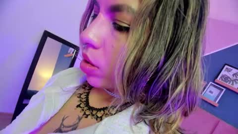 Snapshot of delilah_fix chatting on January 7, 8:55 pm della online show from January 7, 8:55 pm