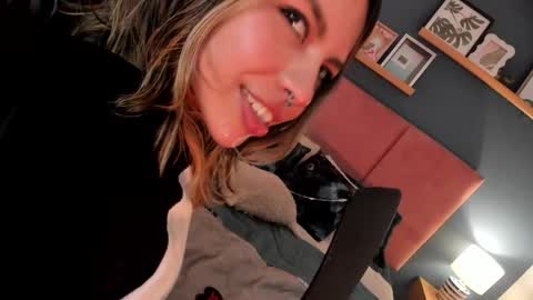 Snapshot of delilah_fix chatting on January 10, 9:16 pm della online show from January 10, 9:16 pm