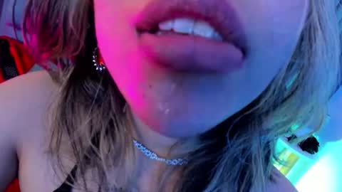 Snapshot of delilah_fix chatting on February 18, 9:55 pm della online show from February 18, 9:55 pm