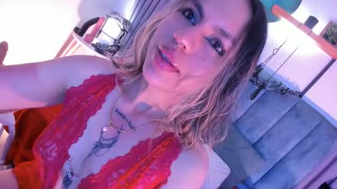 Snapshot of delilah_fix chatting on March 2, 9:43 pm della online show from March 2, 9:43 pm