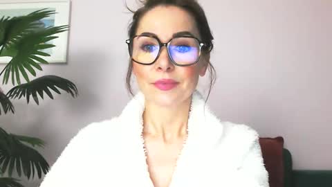 Snapshot of delilah_sweet chatting on June 8, 3:23 pm delilah_sweet online show from June 8, 3:23 pm