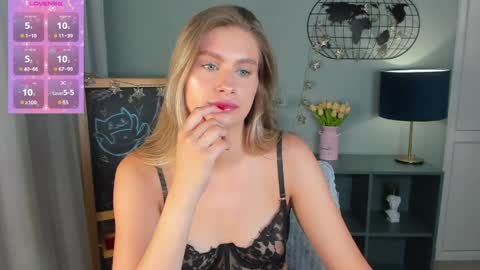 delinasis online show from June 9, 1:39 am