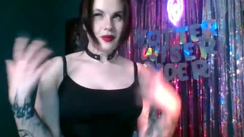 dellacrush_ online show from February 11, 3:18 pm