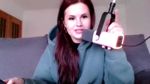 dellacrush_ online show from March 10, 3:20 pm