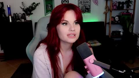 dellacrush_ online show from February 2, 6:39 pm