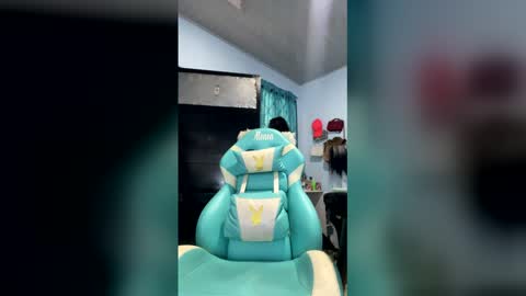 Snapshot of demon_sury chatting on May 8, 9:09 pm demon_sury online show from May 8, 9:09 pm