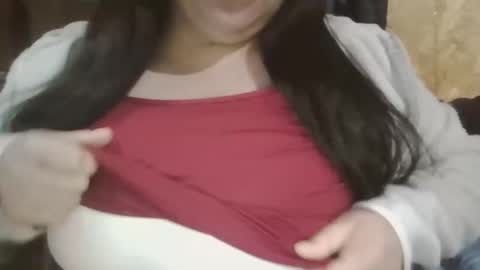 Snapshot of denisse131015 chatting on December 19, 3:13 am curvy top online show from December 19, 3:13 am