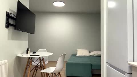 Denni online show from March 1, 5:04 pm