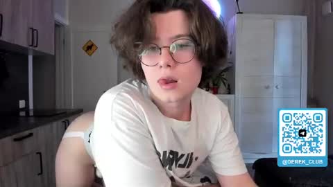 Snapshot of derek_shameless chatting on August 6, 5:04 pm Derek online show from August 6, 5:04 pm