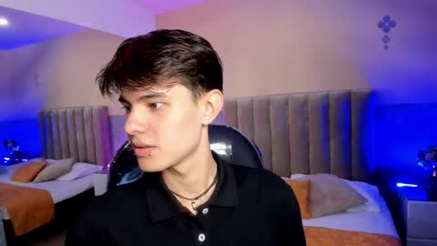 derek_sinn online show from April 18, 8:09 pm