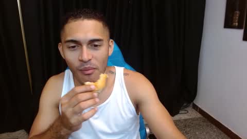 Snapshot of derek_storm_ chatting on November 29, 11:57 am D E R E K online show from November 29, 11:57 am