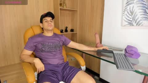 derek_voss online show from April 16, 11:33 am