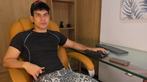 derek_voss online show from April 17, 11:46 am