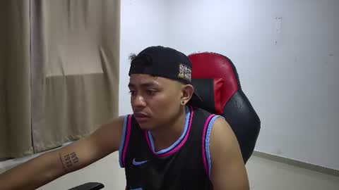 Snapshot of derekblaze chatting on August 1, 2:55 am Derek online show from August 1, 2:55 am