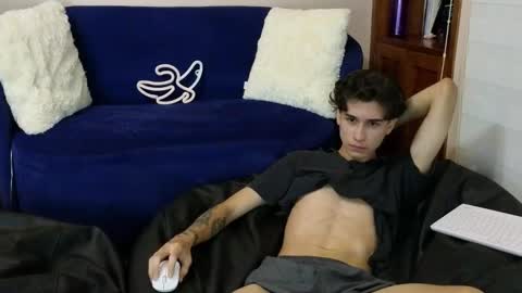 Snapshot of derekswan chatting on November 18, 10:47 pm Derek online show from November 18, 10:47 pm