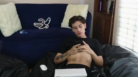 Snapshot of derekswan chatting on November 19, 8:42 pm Derek online show from November 19, 8:42 pm