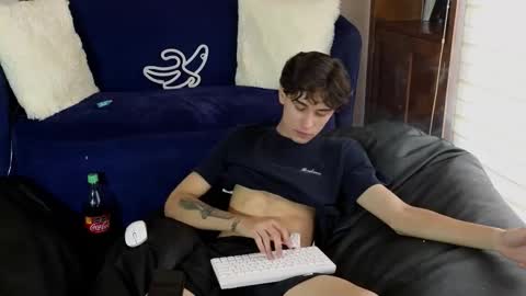 Snapshot of derekswan chatting on November 22, 8:08 pm Derek online show from November 22, 8:08 pm