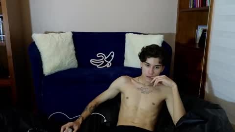 Snapshot of derekswan chatting on November 25, 12:43 am Derek online show from November 25, 12:43 am