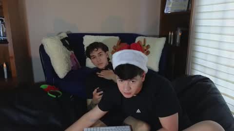 Snapshot of derekswan chatting on December 15, 9:41 pm Derek online show from December 15, 9:41 pm