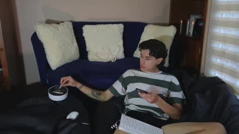 Snapshot of derekswan chatting on December 18, 10:05 pm Derek online show from December 18, 10:05 pm