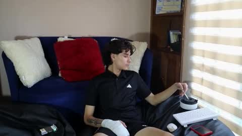 Snapshot of derekswan chatting on January 14, 9:31 pm Derek online show from January 14, 9:31 pm