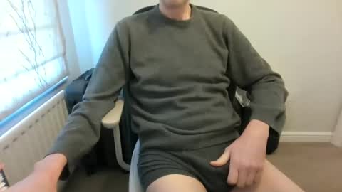 Snapshot of derelictguy chatting on January 11, 10:19 am derelictguy online show from January 11, 10:19 am