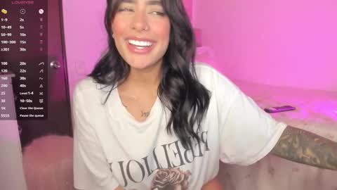 Snapshot of desired_breasts chatting on November 5, 12:32 am Sophie online show from November 5, 12:32 am