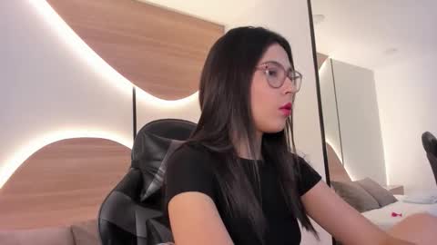 Snapshot of desireee_ chatting on November 1, 12:18 pm desire online show from November 1, 12:18 pm