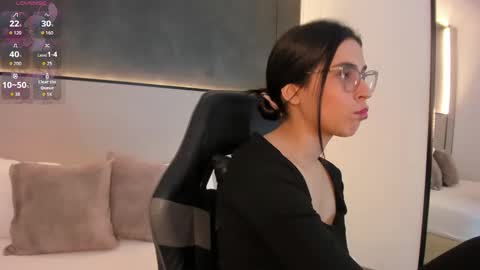 Snapshot of desireee_ chatting on December 5, 7:21 pm desire online show from December 5, 7:21 pm