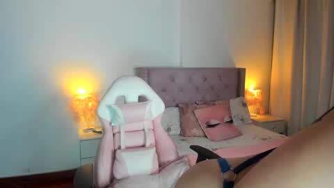 Snapshot of destinysweet21 chatting on October 10, 11:04 pm destinysweet21 online show from October 10, 11:04 pm