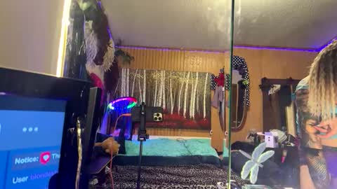 devilinsidedaisy online show from June 9, 3:18 am