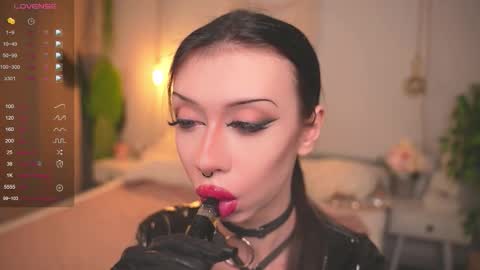 Snapshot of devilss_toy chatting on October 13, 4:18 pm CIBELLE online show from October 13, 4:18 pm