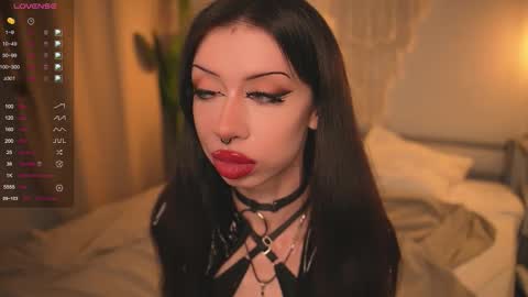 Snapshot of devilss_toy chatting on October 29, 4:20 pm CIBELLE online show from October 29, 4:20 pm