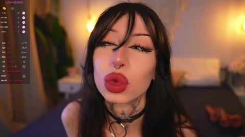 Snapshot of devilss_toy chatting on November 22, 3:33 pm CIBELLE online show from November 22, 3:33 pm