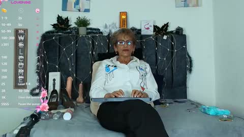 Snapshot of devora_mature65 chatting on December 5, 7:21 pm Devora online show from December 5, 7:21 pm