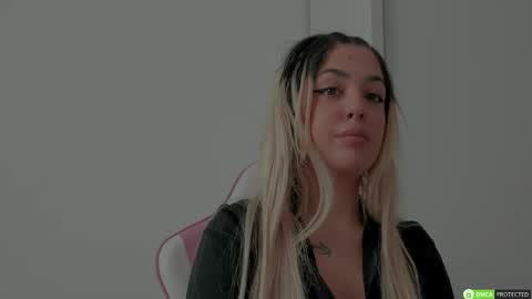 Snapshot of diamond_ava_ chatting on February 11, 7:33 am Thea online show from February 11, 7:33 am