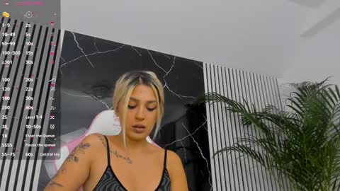 Snapshot of diamond_ava_ chatting on September 17, 7:15 pm Thea online show from September 17, 7:15 pm