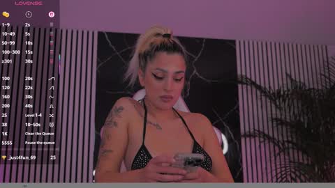 Snapshot of diamond_ava_ chatting on December 17, 5:52 pm Thea online show from December 17, 5:52 pm