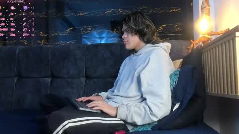Snapshot of diamond_twink chatting on November 5, 4:01 am diamond_twink online show from November 5, 4:01 am