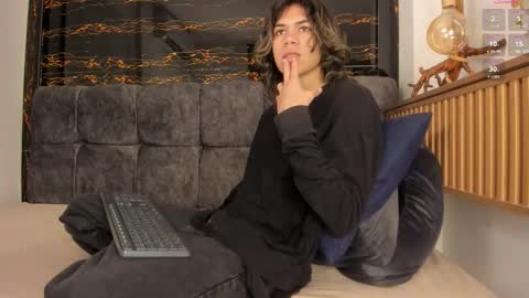 Snapshot of diamond_twink chatting on February 5, 2:00 pm diamond_twink online show from February 5, 2:00 pm