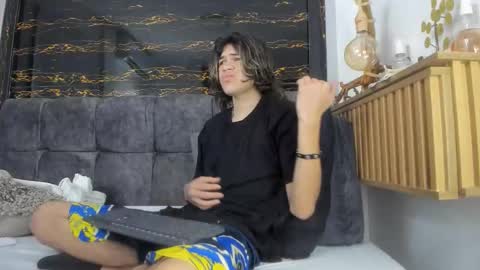 Snapshot of diamond_twink chatting on February 13, 2:02 pm diamond_twink online show from February 13, 2:02 pm