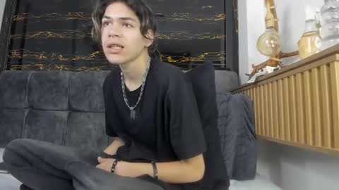 Snapshot of diamond_twink chatting on February 14, 3:09 pm diamond_twink online show from February 14, 3:09 pm