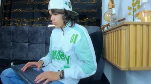 Snapshot of diamond_twink chatting on February 18, 1:51 pm diamond_twink online show from February 18, 1:51 pm